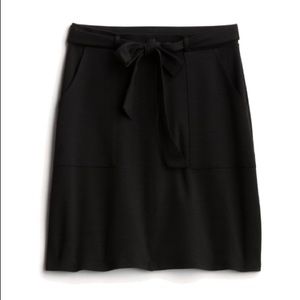 Black Gilli large fitted a-line knee length skirt w/ pockets & fabric tie waist